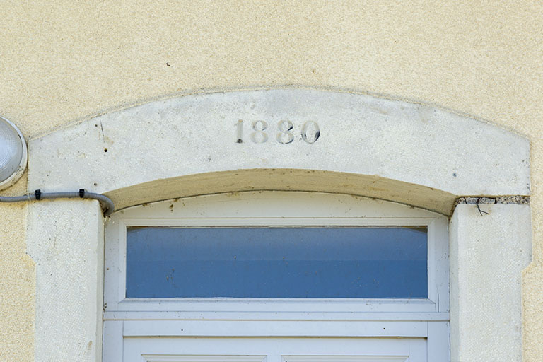 Date de construction de la maison de l'éclusier. © Sonia Dourlot / Région Bourgogne-Franche-Comté, Inventaire du patrimoine - 2015 Date de construction de la maison de l'éclusier. © Sonia Dourlot / Région Bourgogne-Franche-Comté, Inventaire du patrimoine - 2015