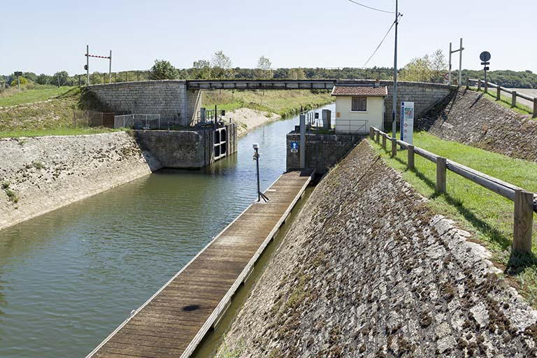 Le sas de l'écluse. © Sonia Dourlot / Région Bourgogne-Franche-Comté, Inventaire du patrimoine - 2015 Le sas de l'écluse. © Sonia Dourlot / Région Bourgogne-Franche-Comté, Inventaire du patrimoine - 2015