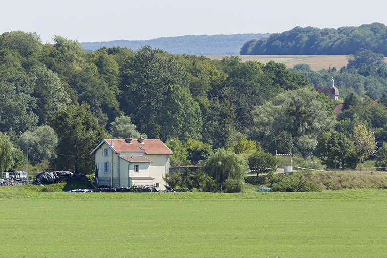 La maison située à l'entrée du canal de navigation. © Sonia Dourlot / Région Bourgogne-Franche-Comté, Inventaire du patrimoine - 2015 La maison située à l'entrée du canal de navigation. © Sonia Dourlot / Région Bourgogne-Franche-Comté, Inventaire du patrimoine - 2015