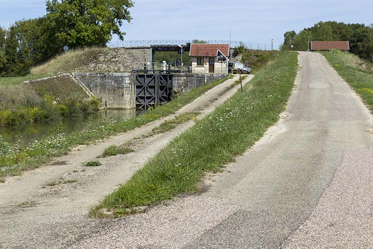 Vue du site d'écluse depuis l'aval. © Sonia Dourlot / Région Bourgogne-Franche-Comté, Inventaire du patrimoine - 2015 Vue du site d'écluse depuis l'aval. © Sonia Dourlot / Région Bourgogne-Franche-Comté, Inventaire du patrimoine - 2015