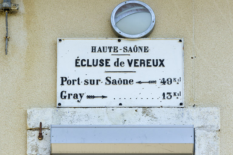 Plaque d'identification de l'écluse. © Sonia Dourlot / Région Bourgogne-Franche-Comté, Inventaire du patrimoine - 2015 Plaque d'identification de l'écluse. © Sonia Dourlot / Région Bourgogne-Franche-Comté, Inventaire du patrimoine - 2015