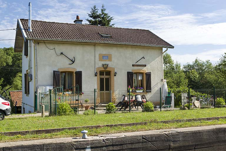 La maison d'éclusier, depuis l'écluse. © Sonia Dourlot / Région Bourgogne-Franche-Comté, Inventaire du patrimoine - 2015
