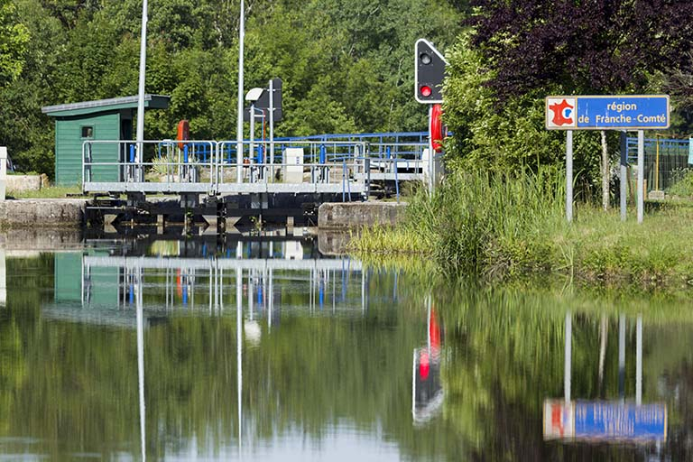 l'écluse et son poste de commande depuis l'amont. © Sonia Dourlot / Région Bourgogne-Franche-Comté, Inventaire du patrimoine - 2015