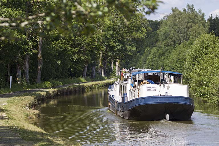 Bâteau naviguant sur le canal de l'Est. © Sonia Dourlot / Région Bourgogne-Franche-Comté, Inventaire du patrimoine - 2015
