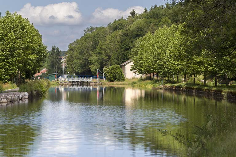 Vue d'ensemble depuis l'amont. © Sonia Dourlot / Région Bourgogne-Franche-Comté, Inventaire du patrimoine - 2015 Vue d'ensemble depuis l'amont. © Sonia Dourlot / Région Bourgogne-Franche-Comté, Inventaire du patrimoine - 2015