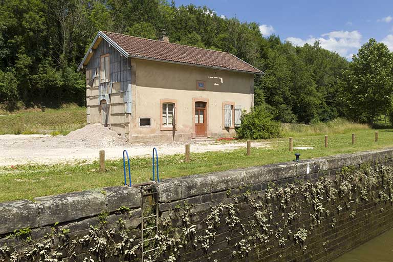 La maison d'éclusier, depuis l'écluse. © Sonia Dourlot / Région Bourgogne-Franche-Comté, Inventaire du patrimoine - 2015 La maison d'éclusier, depuis l'écluse. © Sonia Dourlot / Région Bourgogne-Franche-Comté, Inventaire du patrimoine - 2015