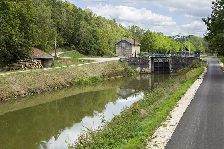 Vue d'ensemble depuis l'aval. © Sonia Dourlot / Région Bourgogne-Franche-Comté, Inventaire du patrimoine - 2015 Vue d'ensemble depuis l'aval. © Sonia Dourlot / Région Bourgogne-Franche-Comté, Inventaire du patrimoine - 2015