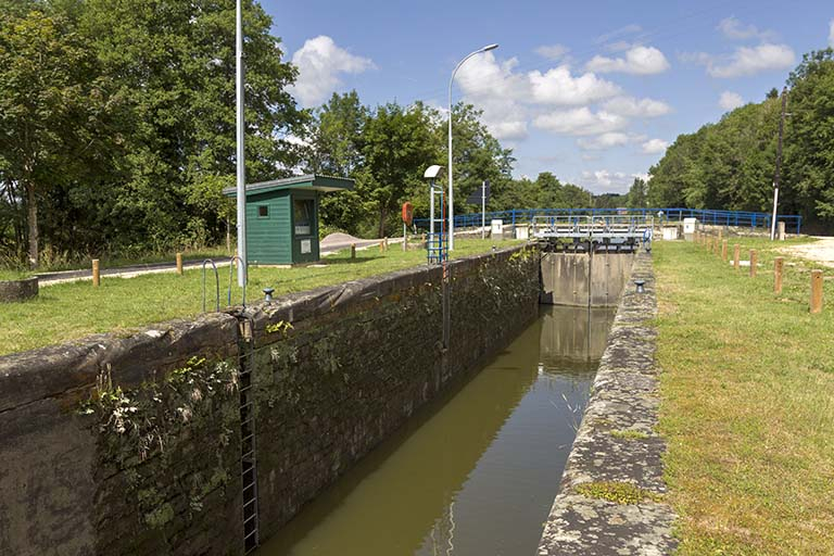 L'écluse et son poste de commande. © Sonia Dourlot / Région Bourgogne-Franche-Comté, Inventaire du patrimoine - 2015 L'écluse et son poste de commande. © Sonia Dourlot / Région Bourgogne-Franche-Comté, Inventaire du patrimoine - 2015