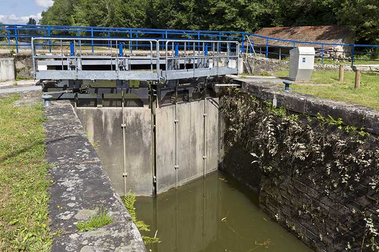 Les portes de l'écluse, busquées vers l'amont. © Sonia Dourlot / Région Bourgogne-Franche-Comté, Inventaire du patrimoine - 2015 Les portes de l'écluse, busquées vers l'amont. © Sonia Dourlot / Région Bourgogne-Franche-Comté, Inventaire du patrimoine - 2015