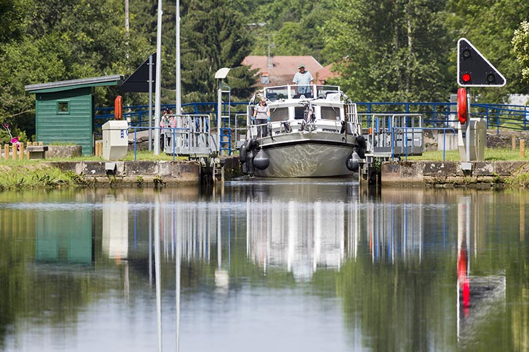 Passage de l'écluse par un bâteau de plaisance. © Sonia Dourlot / Région Bourgogne-Franche-Comté, Inventaire du patrimoine - 2015 Passage de l'écluse par un bâteau de plaisance. © Sonia Dourlot / Région Bourgogne-Franche-Comté, Inventaire du patrimoine - 2015