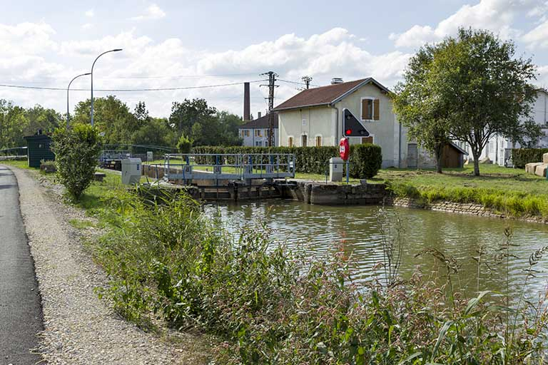 Vue d'ensemble du site d'écluse depuis la rive gauche en amont. © Sonia Dourlot / Région Bourgogne-Franche-Comté, Inventaire du patrimoine - 2015 Vue d'ensemble du site d'écluse depuis la rive gauche en amont. © Sonia Dourlot / Région Bourgogne-Franche-Comté, Inventaire du patrimoine - 2015