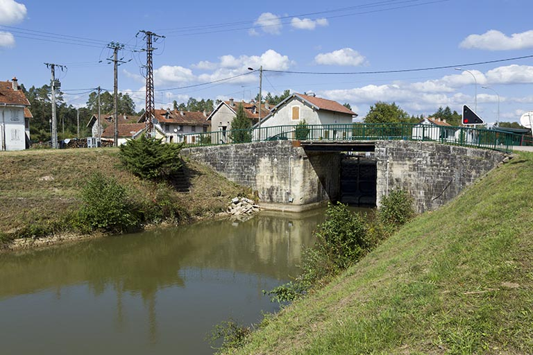 Depuis l'aval, vue sur le pont routier. © Sonia Dourlot / Région Bourgogne-Franche-Comté, Inventaire du patrimoine - 2015 Depuis l'aval, vue sur le pont routier. © Sonia Dourlot / Région Bourgogne-Franche-Comté, Inventaire du patrimoine - 2015