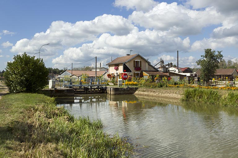 Vue d'ensemble du site d'écluse depuis la rive gauche en amont. © Sonia Dourlot / Région Bourgogne-Franche-Comté, Inventaire du patrimoine - 2015 Vue d'ensemble du site d'écluse depuis la rive gauche en amont. © Sonia Dourlot / Région Bourgogne-Franche-Comté, Inventaire du patrimoine - 2015