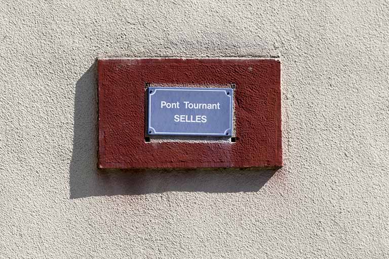 La plaque d'identification du pont. © Sonia Dourlot / Région Bourgogne-Franche-Comté, Inventaire du patrimoine - 2015