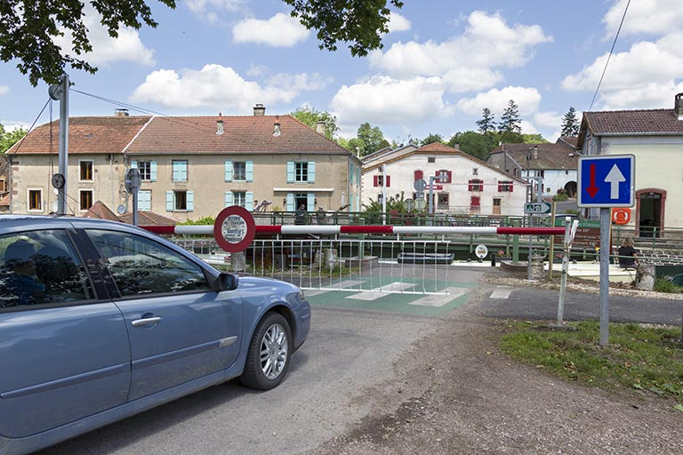 Fermeture du pont à la circulation routière. © Sonia Dourlot / Région Bourgogne-Franche-Comté, Inventaire du patrimoine - 2015