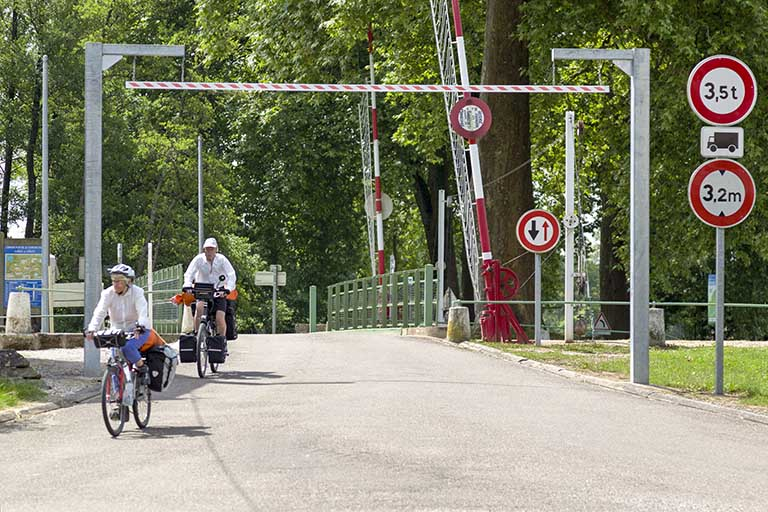 Cyclistes franchissant le pont. © Sonia Dourlot / Région Bourgogne-Franche-Comté, Inventaire du patrimoine - 2015