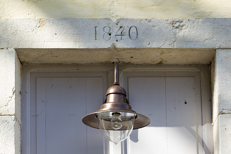 Date portée sur le linteau de la porte d'entrée. © Sonia Dourlot / Région Bourgogne-Franche-Comté, Inventaire du patrimoine - 2015 Date portée sur le linteau de la porte d'entrée. © Sonia Dourlot / Région Bourgogne-Franche-Comté, Inventaire du patrimoine - 2015