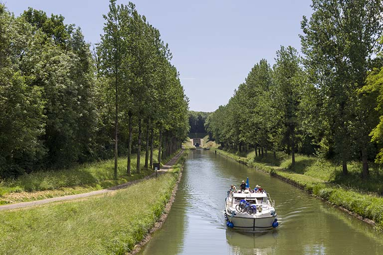 Bateau de plaisance remontant le bief. © Sonia Dourlot / Région Bourgogne-Franche-Comté, Inventaire du patrimoine - 2015