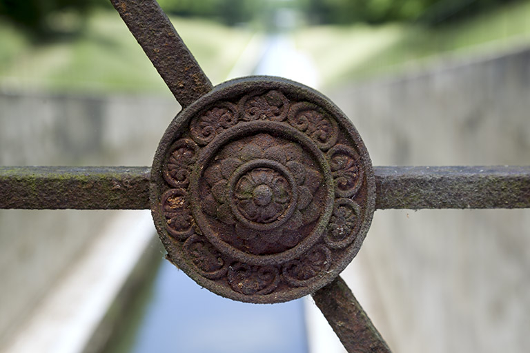 Détail, garde-corps de l'escalier. © Sonia Dourlot / Région Bourgogne-Franche-Comté, Inventaire du patrimoine - 2015 Détail, garde-corps de l'escalier. © Sonia Dourlot / Région Bourgogne-Franche-Comté, Inventaire du patrimoine - 2015