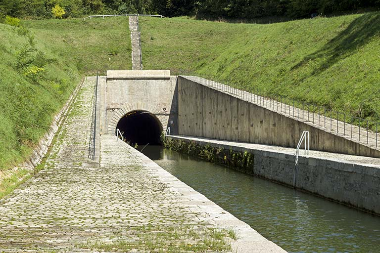 Entrée aval depuis le chemin de halage. © Sonia Dourlot / Région Bourgogne-Franche-Comté, Inventaire du patrimoine - 2015 Entrée aval depuis le chemin de halage. © Sonia Dourlot / Région Bourgogne-Franche-Comté, Inventaire du patrimoine - 2015
