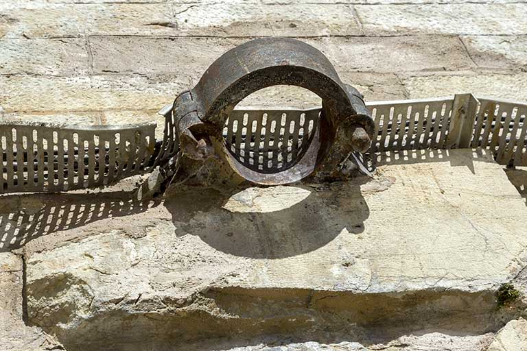 Gond d'une des anciennes portes du tunnel (entrée aval). © Sonia Dourlot / Région Bourgogne-Franche-Comté, Inventaire du patrimoine - 2015 Gond d'une des anciennes portes du tunnel (entrée aval). © Sonia Dourlot / Région Bourgogne-Franche-Comté, Inventaire du patrimoine - 2015