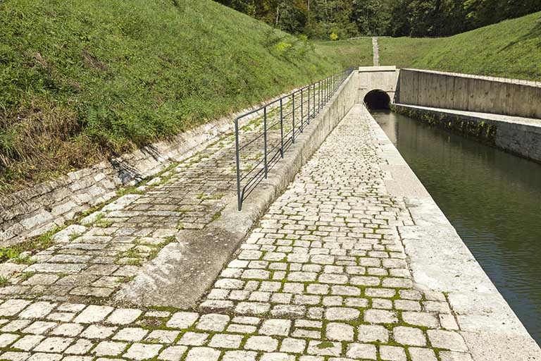 Pavage du chemin de halage. © Sonia Dourlot / Région Bourgogne-Franche-Comté, Inventaire du patrimoine - 2015 Pavage du chemin de halage. © Sonia Dourlot / Région Bourgogne-Franche-Comté, Inventaire du patrimoine - 2015