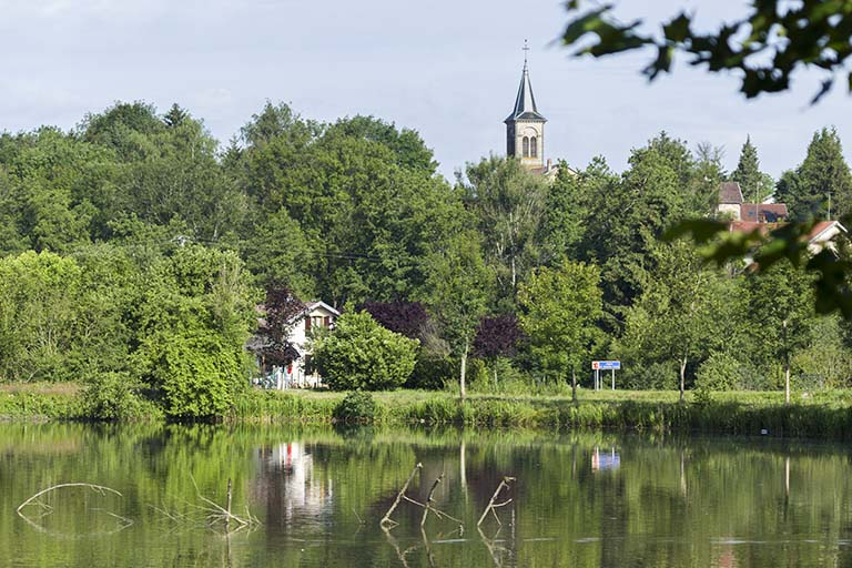 Vue sur le bourg depuis le Coney © Sonia Dourlot / Région Bourgogne-Franche-Comté, Inventaire du patrimoine - 2015