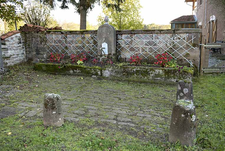 Fontaine-abreuvoir, Grande rue. © Sonia Dourlot / Région Bourgogne-Franche-Comté, Inventaire du patrimoine - 2015 Fontaine-abreuvoir, Grande rue. © Sonia Dourlot / Région Bourgogne-Franche-Comté, Inventaire du patrimoine - 2015