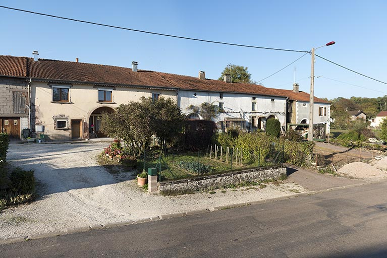 Alignement de fermes, Grande rue. © Sonia Dourlot / Région Bourgogne-Franche-Comté, Inventaire du patrimoine - 2015 Alignement de fermes, Grande rue. © Sonia Dourlot / Région Bourgogne-Franche-Comté, Inventaire du patrimoine - 2015