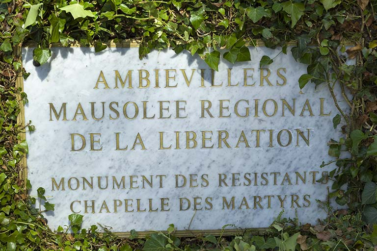 Détail de la plaque commémorative. © Sonia Dourlot / Région Bourgogne-Franche-Comté, Inventaire du patrimoine - 2015