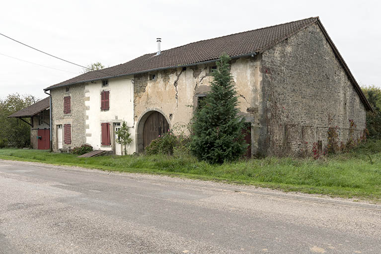 Fermes dans le village (1). © Sonia Dourlot / Région Bourgogne-Franche-Comté, Inventaire du patrimoine - 2015