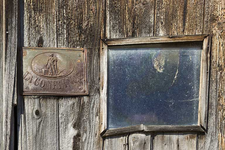 Plaque d'assurance (qui permettait au signataire de toucher une pension en cas d'arrêt du travail). © Sonia Dourlot / Région Bourgogne-Franche-Comté, Inventaire du patrimoine - 2015