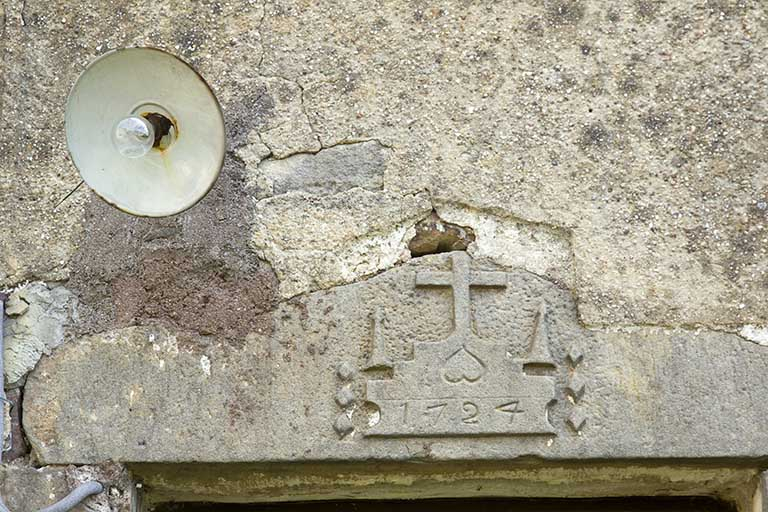 Détail d'une date portée. © Sonia Dourlot / Région Bourgogne-Franche-Comté, Inventaire du patrimoine - 2015