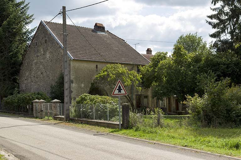 Ferme avec mur pignon perpendiculaire à la voie publique. © Sonia Dourlot / Région Bourgogne-Franche-Comté, Inventaire du patrimoine - 2015