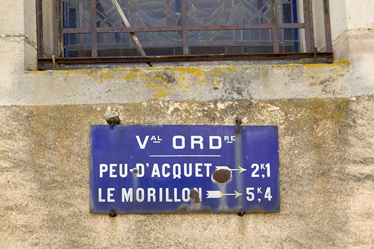 Plaque de rue indiquant les deux hameaux de la commune. © Sonia Dourlot / Région Bourgogne-Franche-Comté, Inventaire du patrimoine - 2015