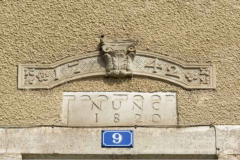 Détail d'une date portée, ancien presbytère. © Sonia Dourlot / Région Bourgogne-Franche-Comté, Inventaire du patrimoine - 2015 Détail d'une date portée, ancien presbytère. © Sonia Dourlot / Région Bourgogne-Franche-Comté, Inventaire du patrimoine - 2015