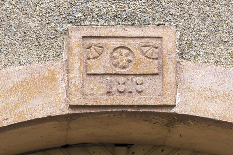 Détail d'une date portée. © Sonia Dourlot / Région Bourgogne-Franche-Comté, Inventaire du patrimoine - 2015 Détail d'une date portée. © Sonia Dourlot / Région Bourgogne-Franche-Comté, Inventaire du patrimoine - 2015