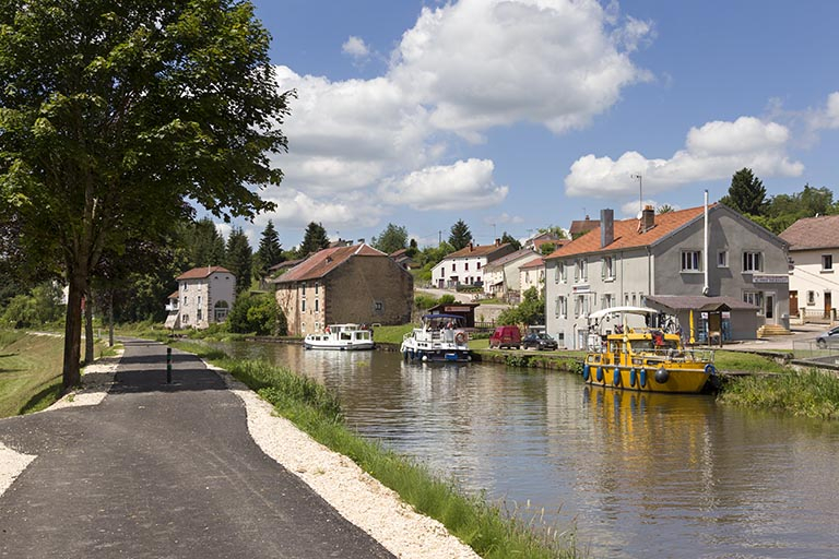 Le village de Selles depuis l'ancien chemin de halage. © Sonia Dourlot / Région Bourgogne-Franche-Comté, Inventaire du patrimoine - 2015 Le village de Selles depuis l'ancien chemin de halage. © Sonia Dourlot / Région Bourgogne-Franche-Comté, Inventaire du patrimoine - 2015