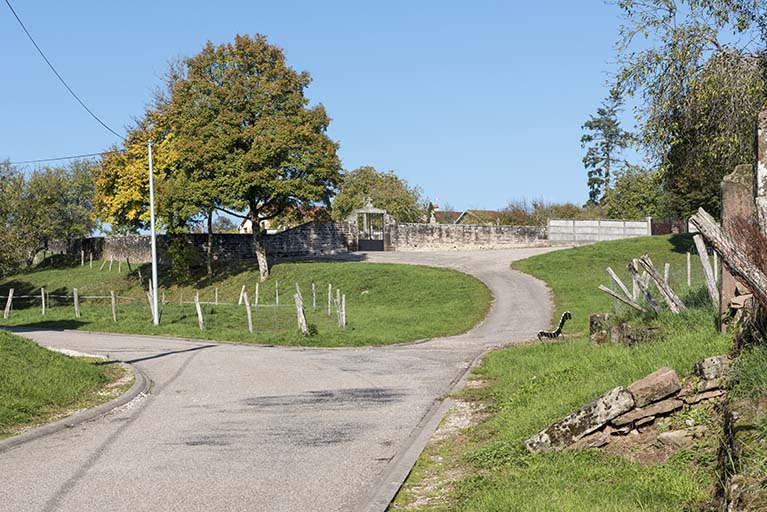 Le cimetière. © Sonia Dourlot / Région Bourgogne-Franche-Comté, Inventaire du patrimoine - 2015 Le cimetière. © Sonia Dourlot / Région Bourgogne-Franche-Comté, Inventaire du patrimoine - 2015