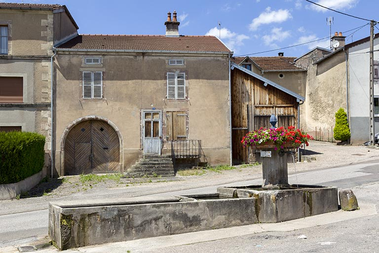 Fontaine-abreuvoir, rue de la Forge. © Sonia Dourlot / Région Bourgogne-Franche-Comté, Inventaire du patrimoine - 2015