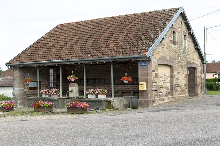 Fontaine-lavoir, rue de la Fontaine. © Sonia Dourlot / Région Bourgogne-Franche-Comté, Inventaire du patrimoine - 2015