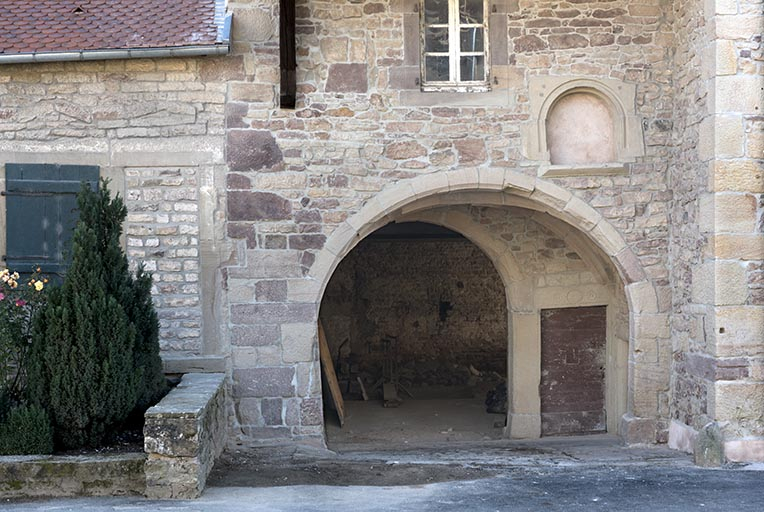 Le porche et l'accès à la grange. © Sonia Dourlot / Région Bourgogne-Franche-Comté, Inventaire du patrimoine - 2015