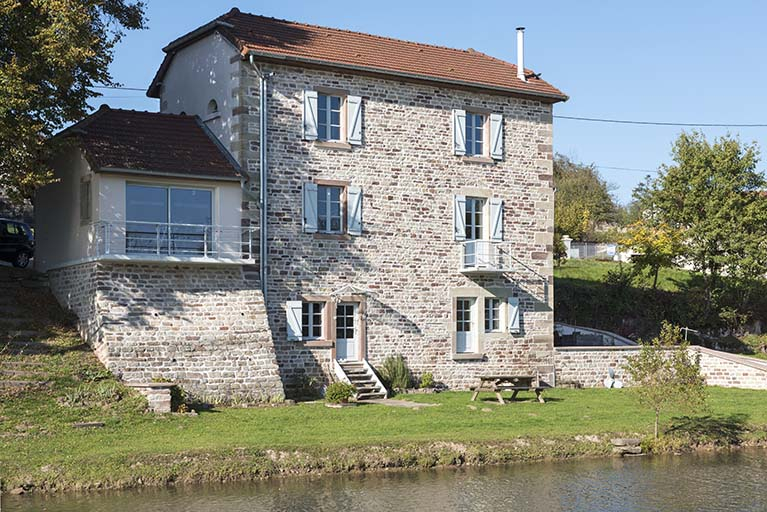 Maison située face au canal (2). © Sonia Dourlot / Région Bourgogne-Franche-Comté, Inventaire du patrimoine - 2015 Maison située face au canal (2). © Sonia Dourlot / Région Bourgogne-Franche-Comté, Inventaire du patrimoine - 2015