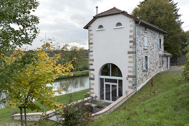 Maison située face au canal, vue latérale (3). © Sonia Dourlot / Région Bourgogne-Franche-Comté, Inventaire du patrimoine - 2015 Maison située face au canal, vue latérale (3). © Sonia Dourlot / Région Bourgogne-Franche-Comté, Inventaire du patrimoine - 2015