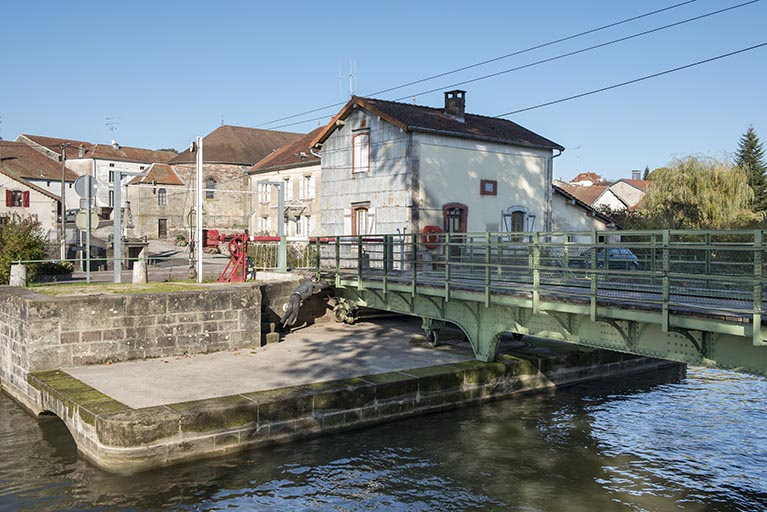 Remise en place du tablier métallique. © Sonia Dourlot / Région Bourgogne-Franche-Comté, Inventaire du patrimoine - 2015