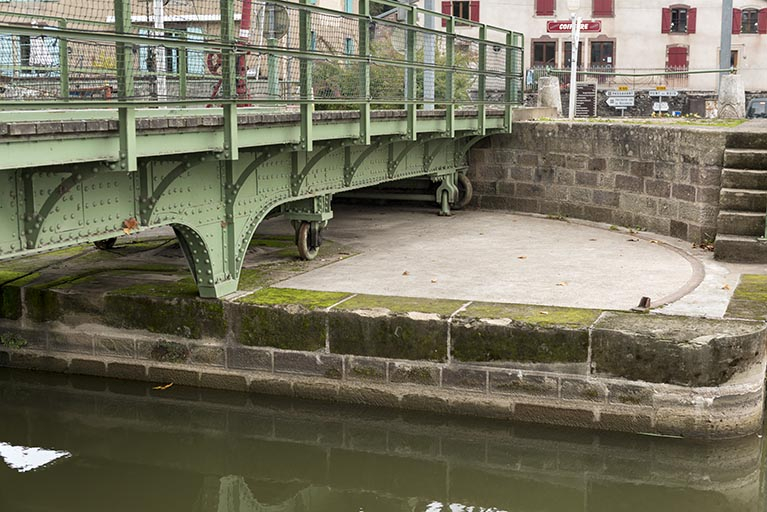 Détail de la plateforme maçonnée. © Sonia Dourlot / Région Bourgogne-Franche-Comté, Inventaire du patrimoine - 2015