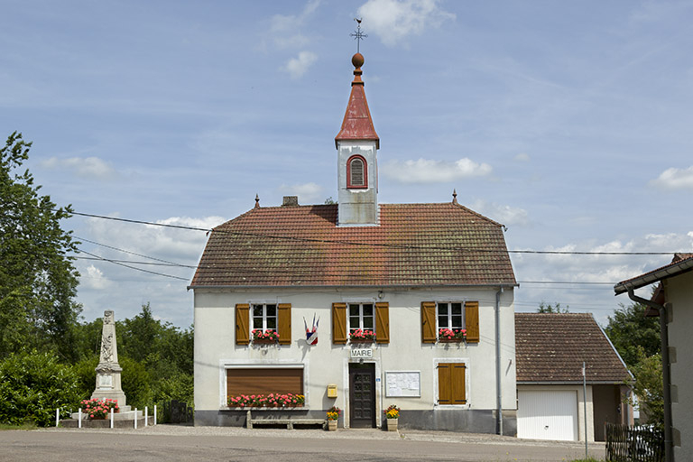 Mairie, ancienne école, ancienne maison commune, monument aux morts, vue de face. (date portée 1823.) © Sonia Dourlot / Région Bourgogne-Franche-Comté, Inventaire du patrimoine - 2015