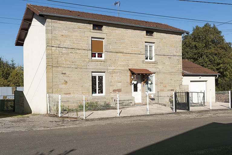 Vue de trois-quart sud-ouest de la maison, 14 rue Principale.  © Sonia Dourlot / Région Bourgogne-Franche-Comté, Inventaire du patrimoine - 2015