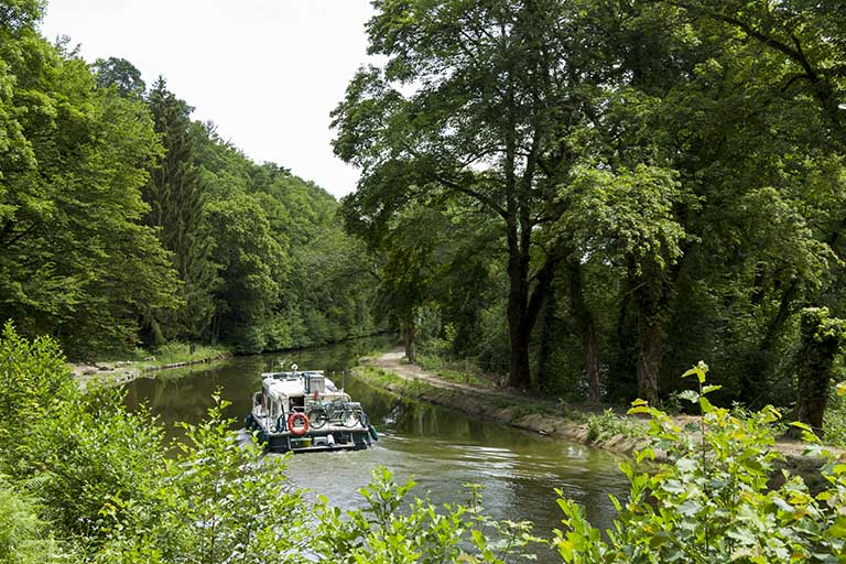 Vue sur le canal et un bateau de plaisance depuis la passerelle.  © Sonia Dourlot / Région Bourgogne-Franche-Comté, Inventaire du patrimoine - 2015