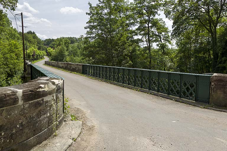 Vue de la passerelle depuis la route. © Sonia Dourlot / Région Bourgogne-Franche-Comté, Inventaire du patrimoine - 2015